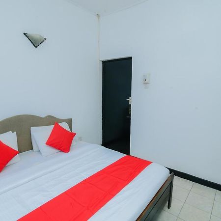 Oyo 479 Water Front Hotel Kandy Exterior photo