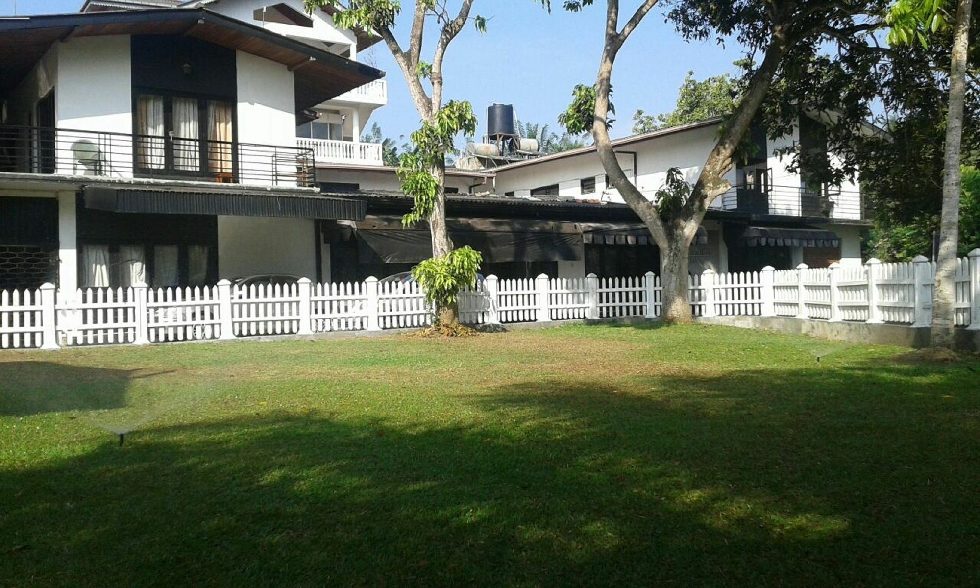 Oyo 479 Water Front Hotel Kandy Exterior photo