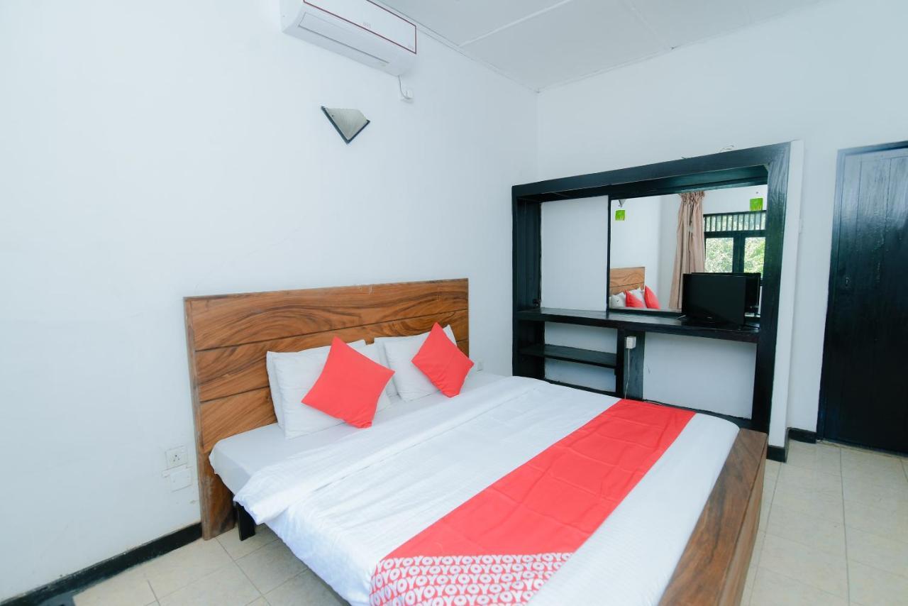 Oyo 479 Water Front Hotel Kandy Exterior photo