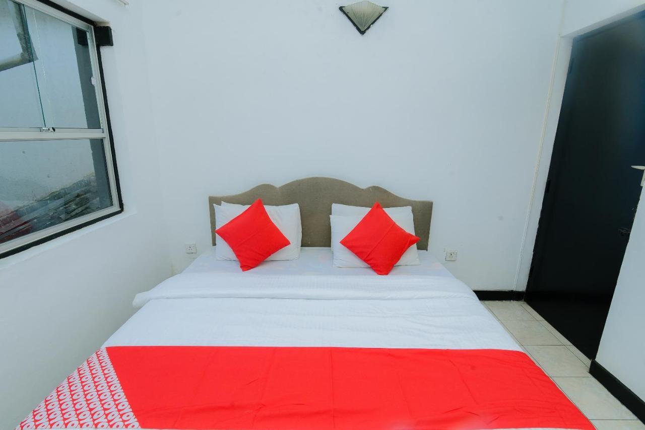 Oyo 479 Water Front Hotel Kandy Exterior photo