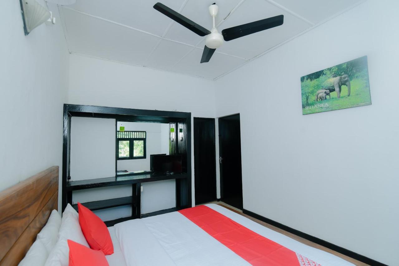 Oyo 479 Water Front Hotel Kandy Exterior photo