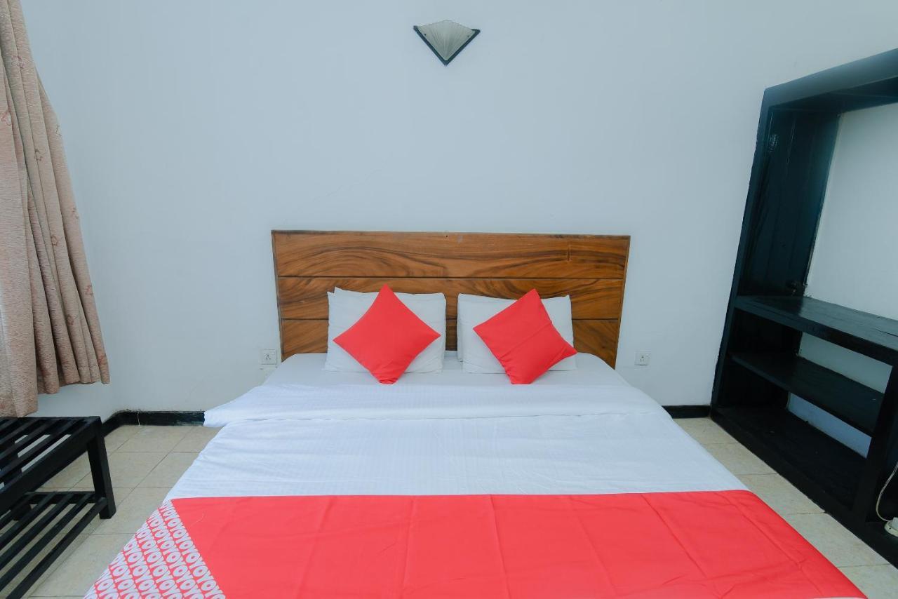 Oyo 479 Water Front Hotel Kandy Exterior photo