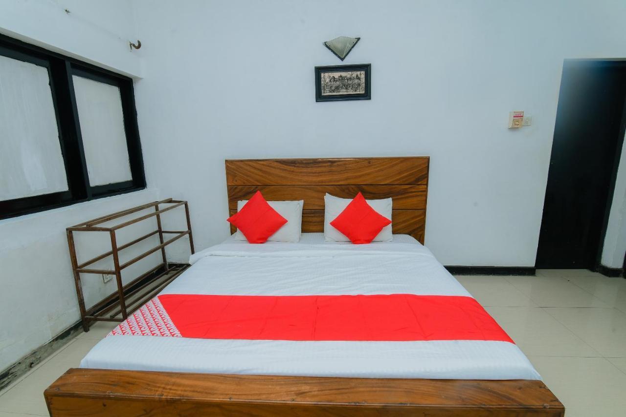 Oyo 479 Water Front Hotel Kandy Exterior photo
