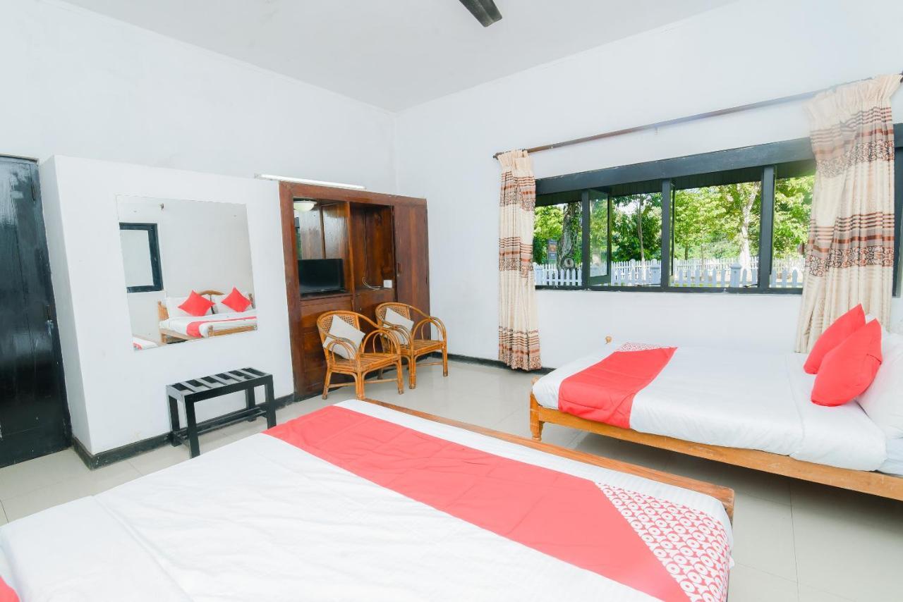 Oyo 479 Water Front Hotel Kandy Exterior photo