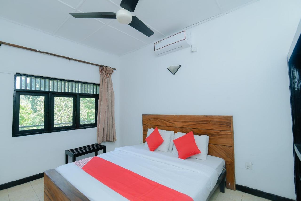 Oyo 479 Water Front Hotel Kandy Exterior photo